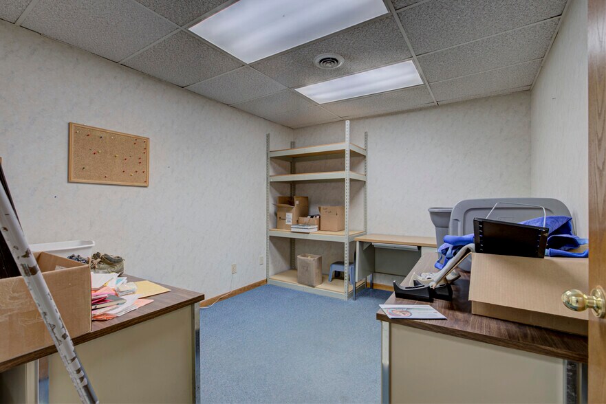 More Photos Of 2321 W Wisconsin Ave, Appleton Veterinarian Kennel For Sale