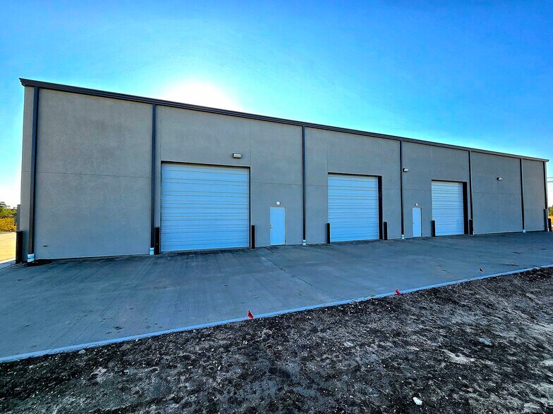 More Photos Of 320 E Olive St, League City Warehouse For Lease