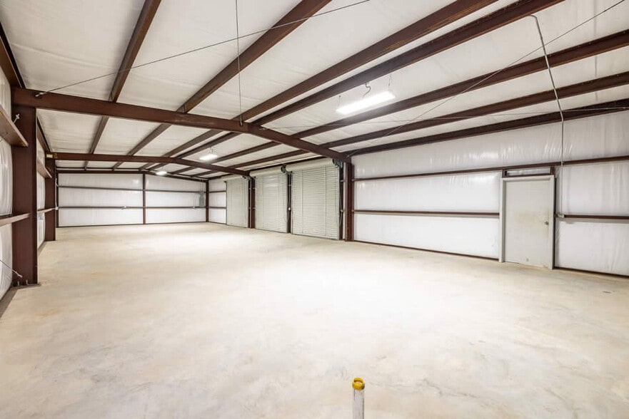 More Photos Of 713 N Riedel St, Yorktown Office For Sale