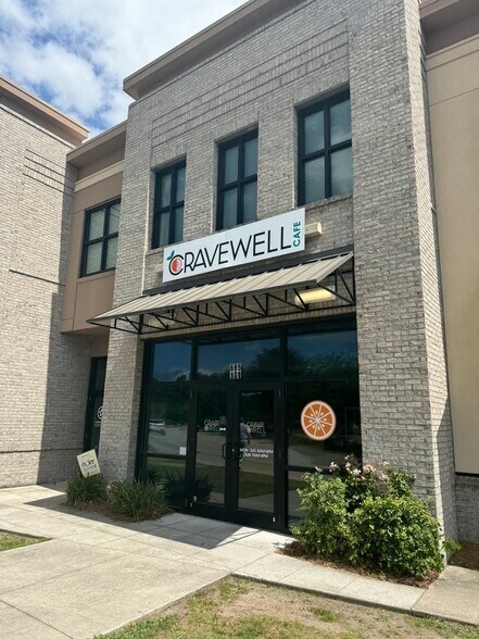 More Photos Of 695 Johnnie Dodds Blvd, Mount Pleasant Storefront Retail Office For Lease