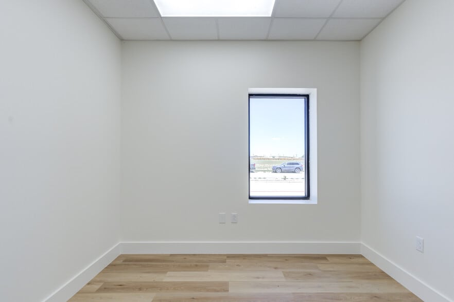 More Photos Of 8111 Patel Dr, Wolfforth Distribution For Lease