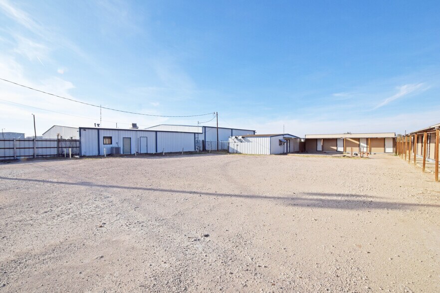 More Photos Of 305 E 57th St, Odessa Warehouse For Sale