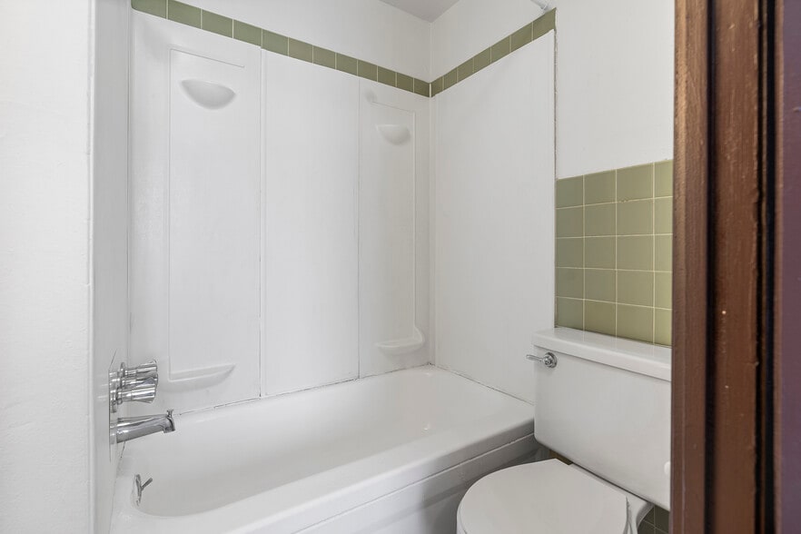 More Photos Of 5457 Delmar Blvd, Saint Louis Apartments For Lease