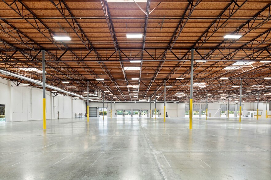 More Photos Of 2081 Faraday Ave, Carlsbad Distribution For Lease