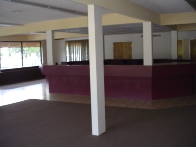 More Photos Of 750 Clarksville St, Paris Office For Sale