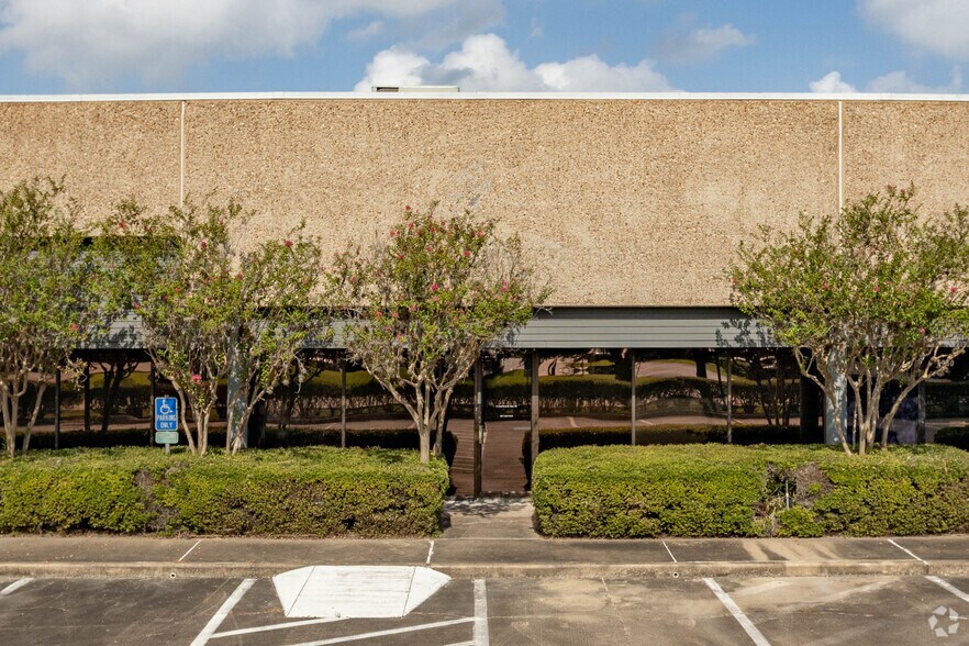 More Photos Of 505 Julie Rivers Dr, Sugar Land Unknown For Lease