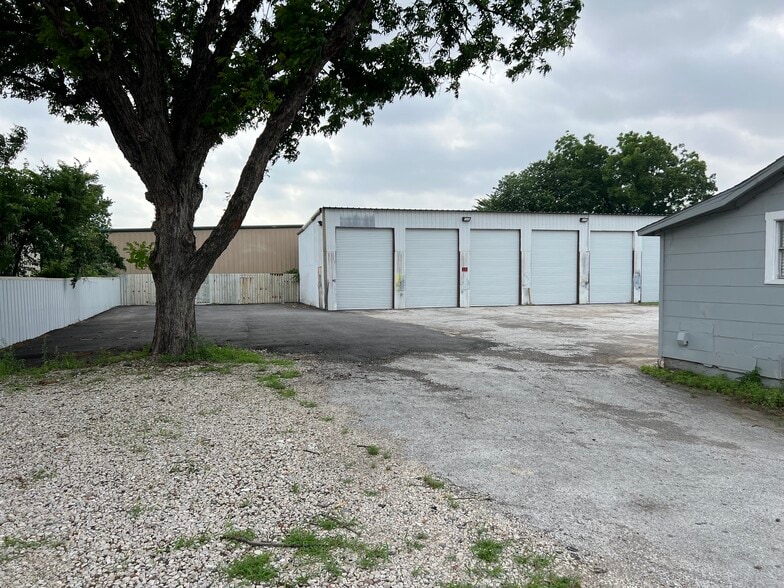 More Photos Of 11506 Newberry St, Dallas Flex For Lease