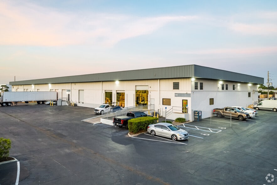 More Photos Of 3320 Vineland Rd, Orlando Unknown For Lease