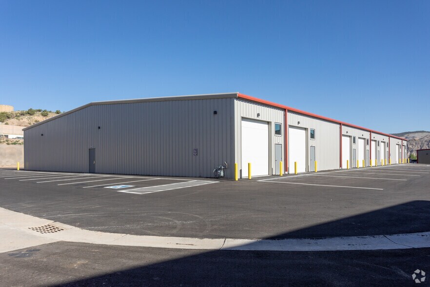 More Photos Of 707 Plane St, Gypsum Warehouse For Lease