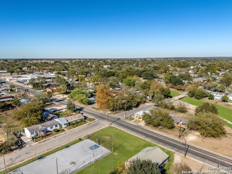 More Photos Of 702 Avenue H, Poteet Freestanding For Sale