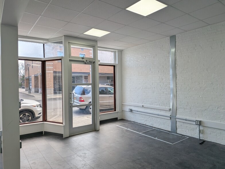 More Photos Of 3 Cedar St, Kingston Storefront Retail Office For Lease