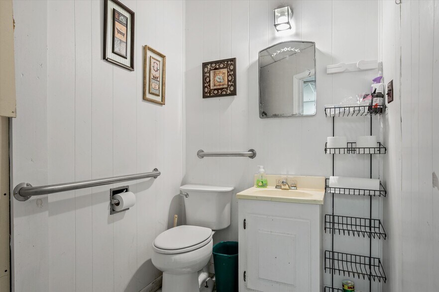 More Photos Of 203 N Spring St, Grand Saline Office For Sale