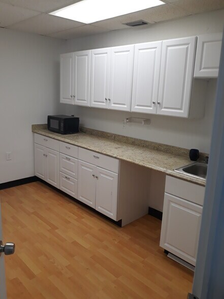 More Photos Of 30798 US Highway 19 N, Palm Harbor Warehouse For Lease