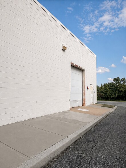 More Photos Of 107 Ruthar Dr, Newark Auto Repair For Sale