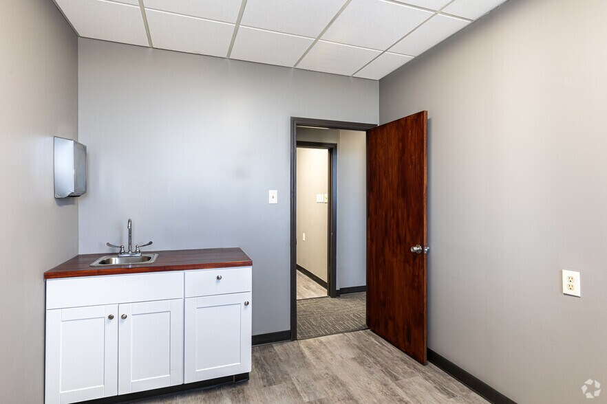 More Photos Of 4240 Blue Ridge Blvd, Kansas City Office For Lease