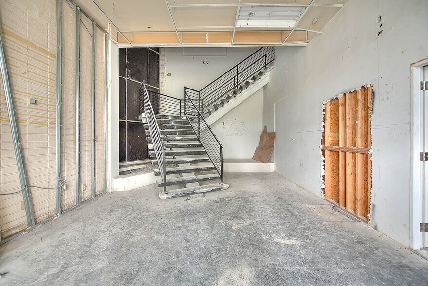 More Photos Of 6840-6842 Hayvenhurst Ave, Van Nuys Distribution For Sale