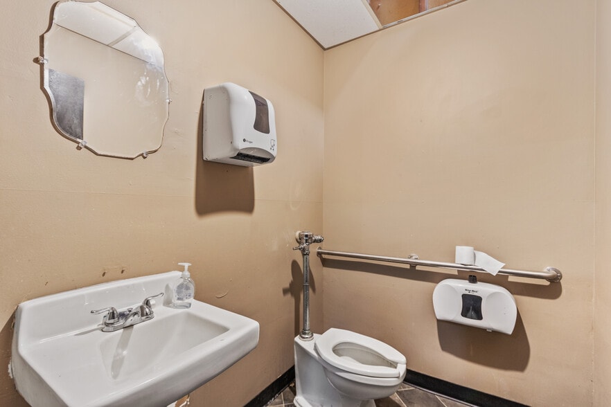 More Photos Of 1862 LATHAM St, Memphis Warehouse For Sale