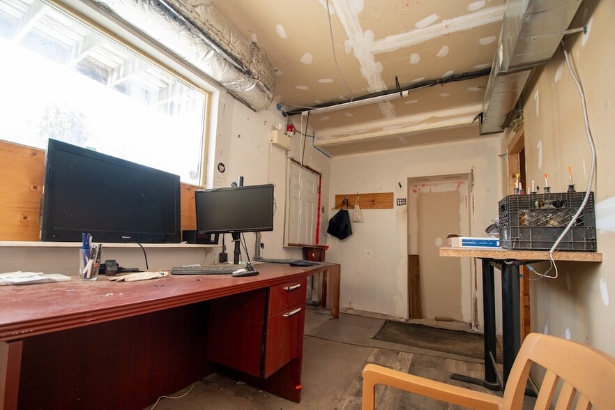 More Photos Of 197 Hunter St W, Peterborough Storefront Retail Residential For Lease