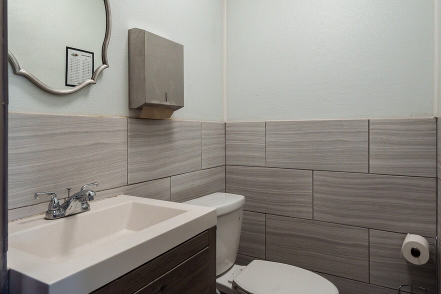 More Photos Of 208-210 Kishwaukee St, Rockford Light Distribution For Sale