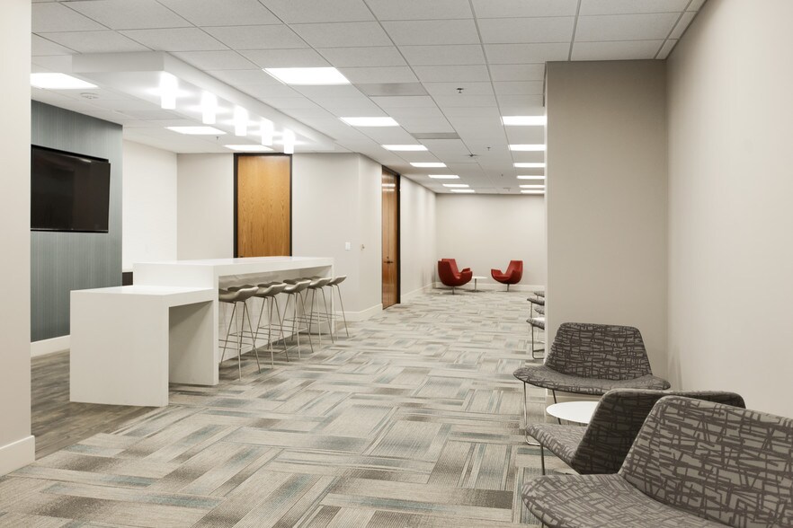 More Photos Of 300 E John Carpenter Fwy, Irving Office For Lease