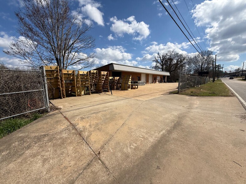 More Photos Of 1601 Spring Dr, Opelika Showroom For Lease