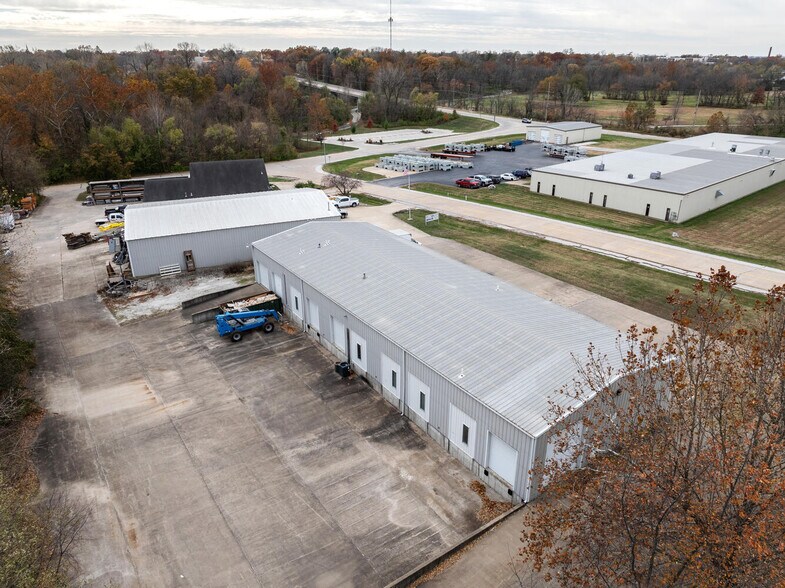 More Photos Of 2414 W Schneidman Dr, Quincy Industrial For Lease