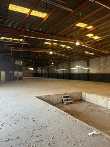 More Photos Of 521 N Bryan St, Houston Manufacturing For Lease