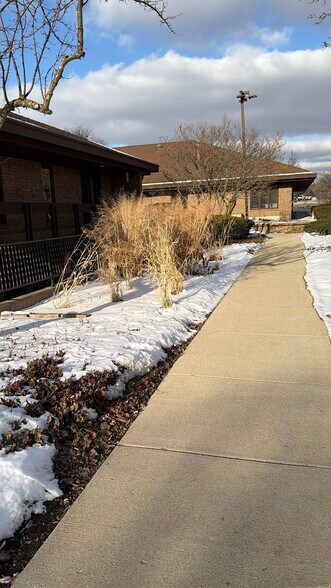 More Photos Of 511-515 Thornhill Dr, Carol Stream Unknown For Lease