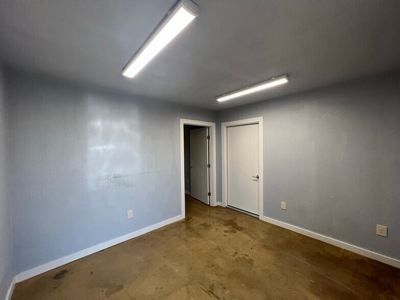 More Photos Of 211 Trade Center Dr, New Braunfels Warehouse For Lease