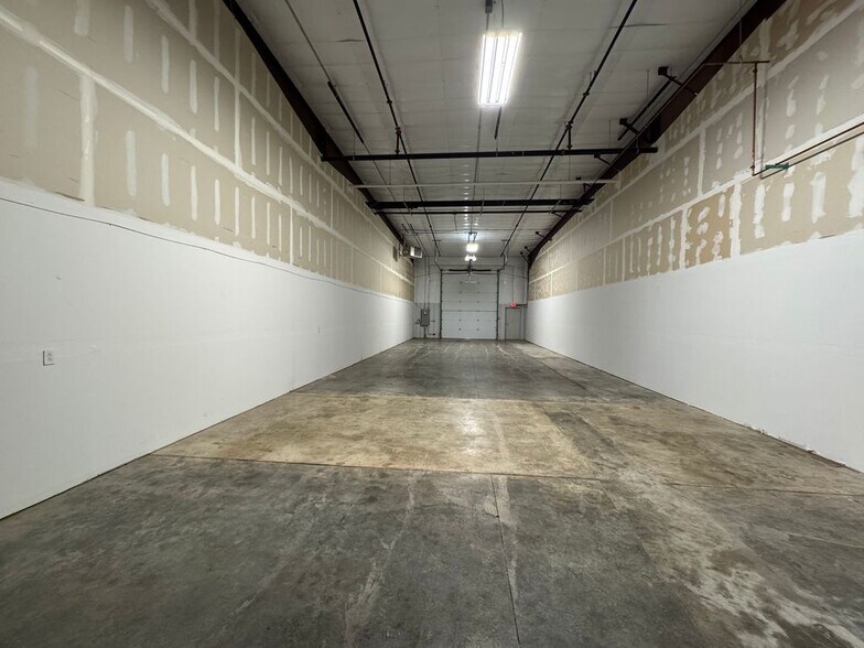 More Photos Of 912-922 E Warren St, Gardner Industrial For Lease