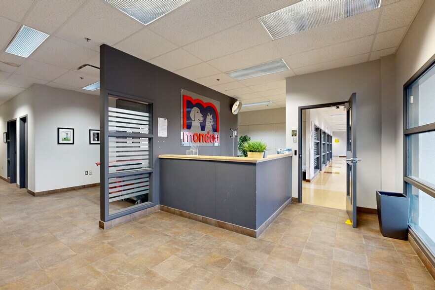 More Photos Of 10400 Renaude-Lapointe, Montréal Distribution For Sale