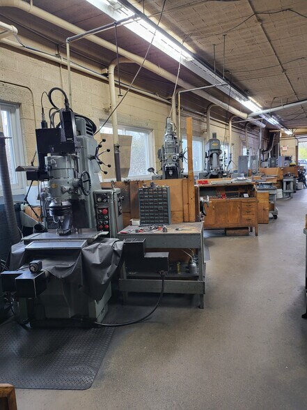 More Photos Of 15321 W Eleven Mile Rd, Oak Park Manufacturing For Sale