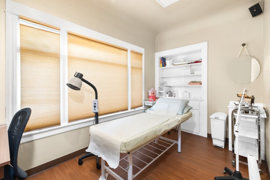 More Photos Of 146 E Walnut Ave, Monrovia Medical For Sale