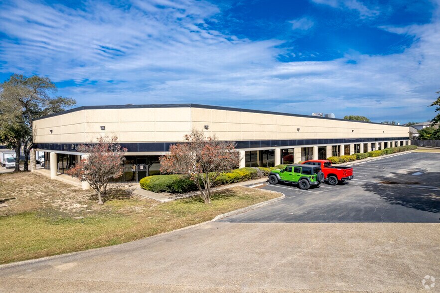 More Photos Of 5600-5624 Randolph Blvd, San Antonio Unknown For Lease