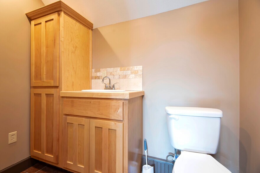 More Photos Of 1484 E Saint Louis St, Springfield Office For Sale