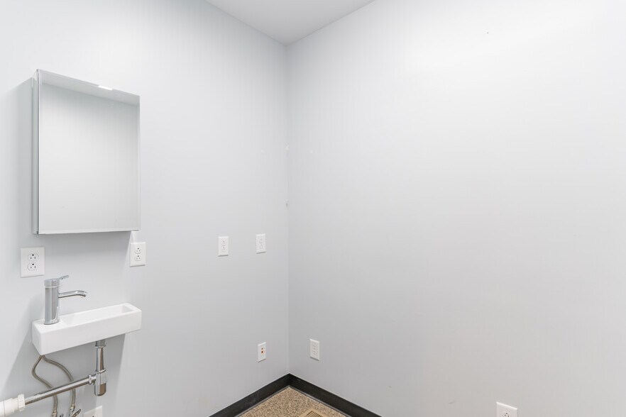 More Photos Of 24 Mill St, Naples Office For Lease