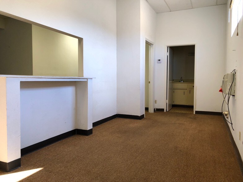 More Photos Of 913 Alene Ave, Ridgecrest Office For Lease