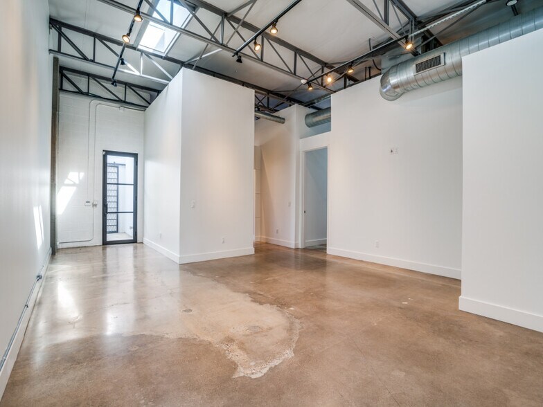 More Photos Of 2323 Farrington St, Dallas Warehouse For Sale