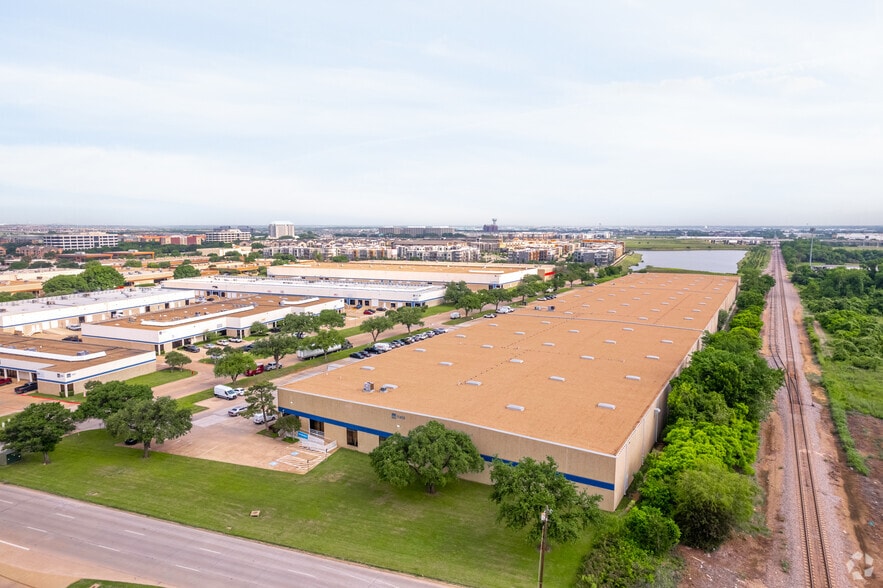 More Photos Of 11410-11420 Mathis Ave, Farmers Branch Distribution For Lease