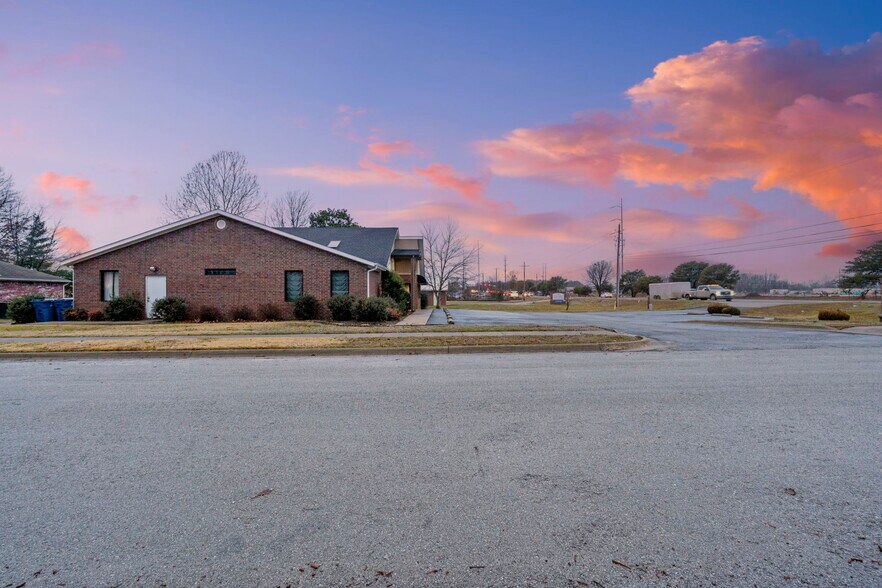 More Photos Of 1412 Se 14th St, Bentonville Medical For Sale