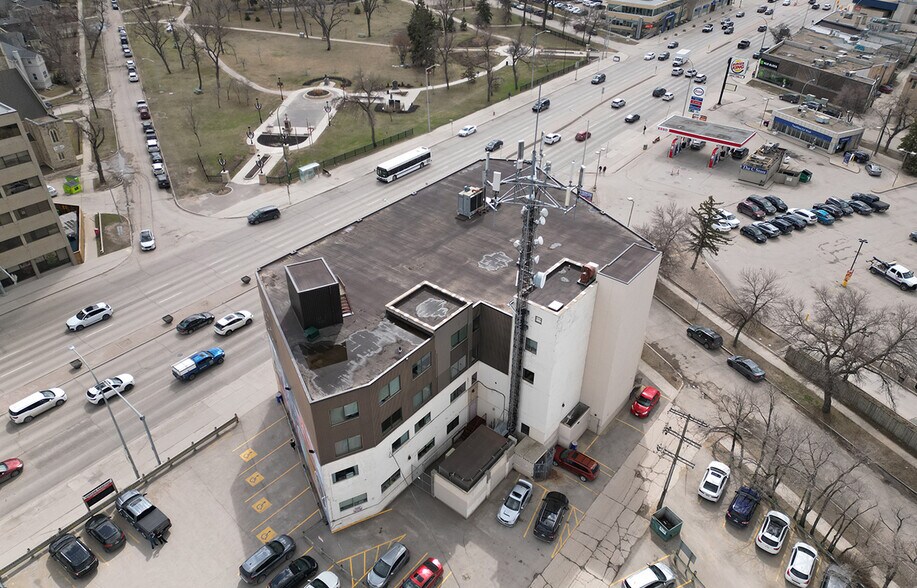 More Photos Of 829, 831, 835 Portage Ave, Winnipeg Office For Lease