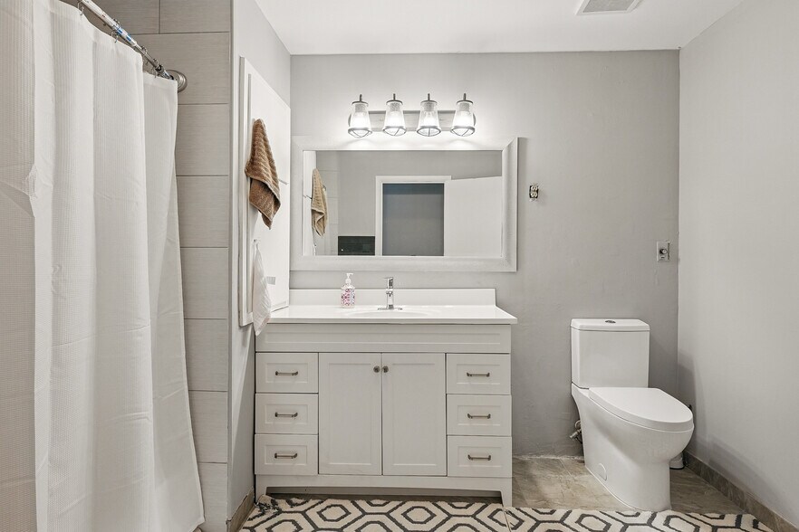 More Photos Of 91 E Main St, Bicknell Hotel For Sale