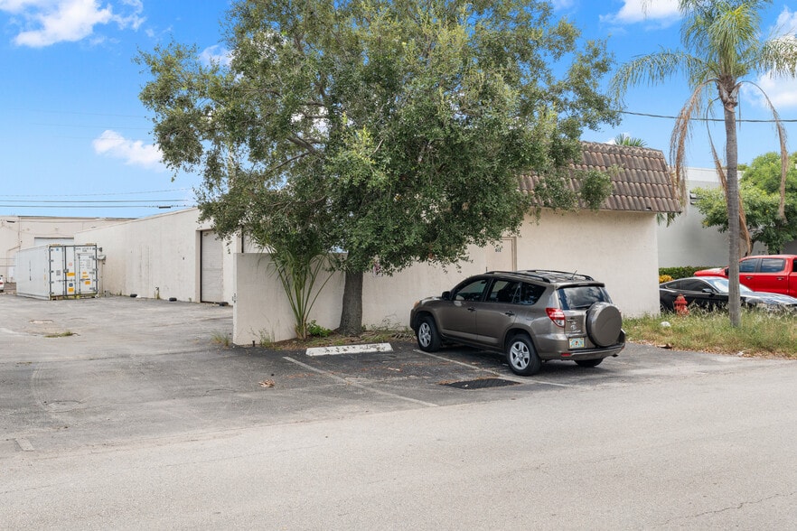 More Photos Of 802 NW 57th Ct, Fort Lauderdale Warehouse For Lease