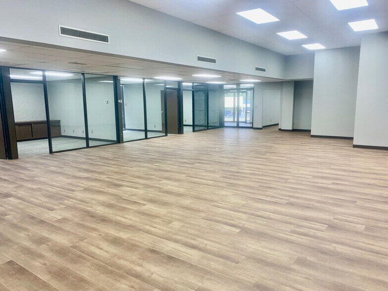More Photos Of 2440 S High St, Longview Office For Lease