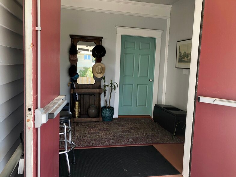 More Photos Of 7809 NE Everett St, Portland Religious Facility For Lease