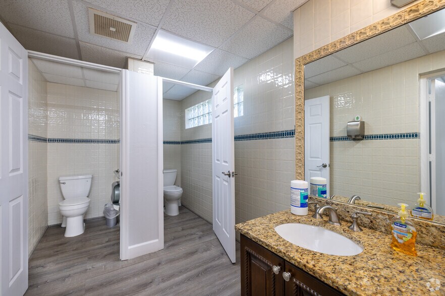 More Photos Of 4532 Tamiami Trl E, Naples Medical For Lease