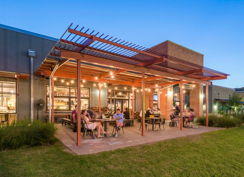 More Photos Of 1818 Sylvan Ave, Dallas Unknown For Lease