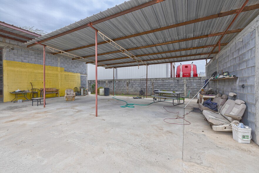 More Photos Of 27 S Eagle Ave, Roma Auto Repair For Sale