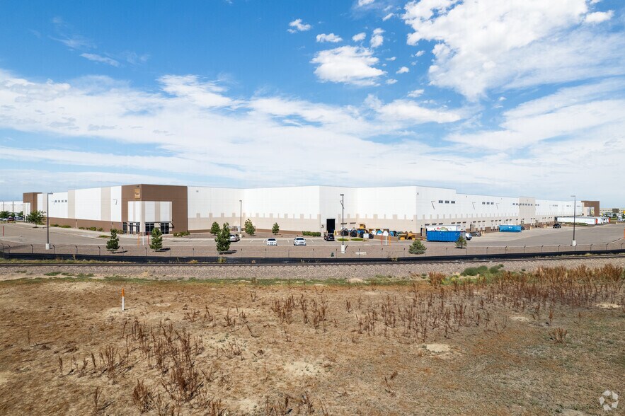 More Photos Of 10000-10300 E 40th Ave, Denver Distribution For Lease