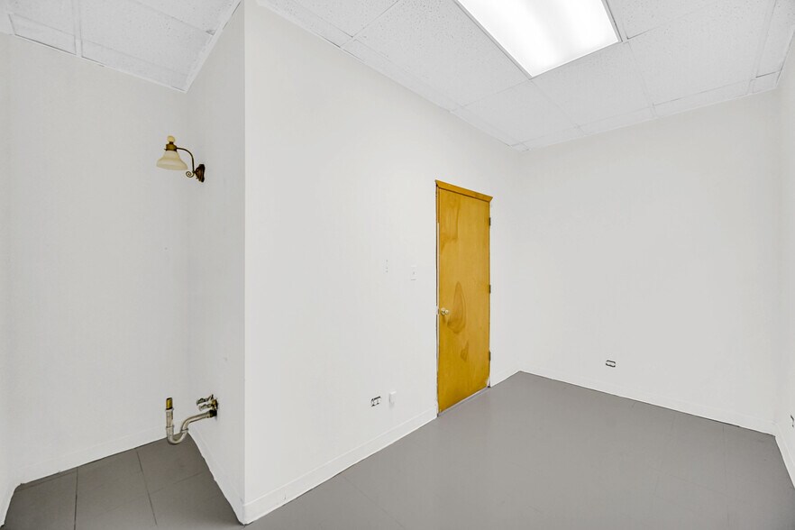 More Photos Of 2201 W Roosevelt Rd, Broadview Office For Sale